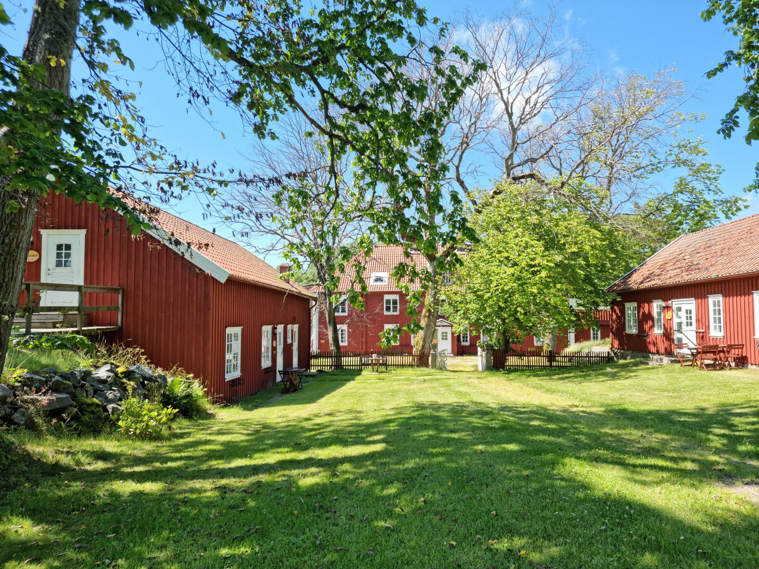 Charmigt gårdsboende på västkusten